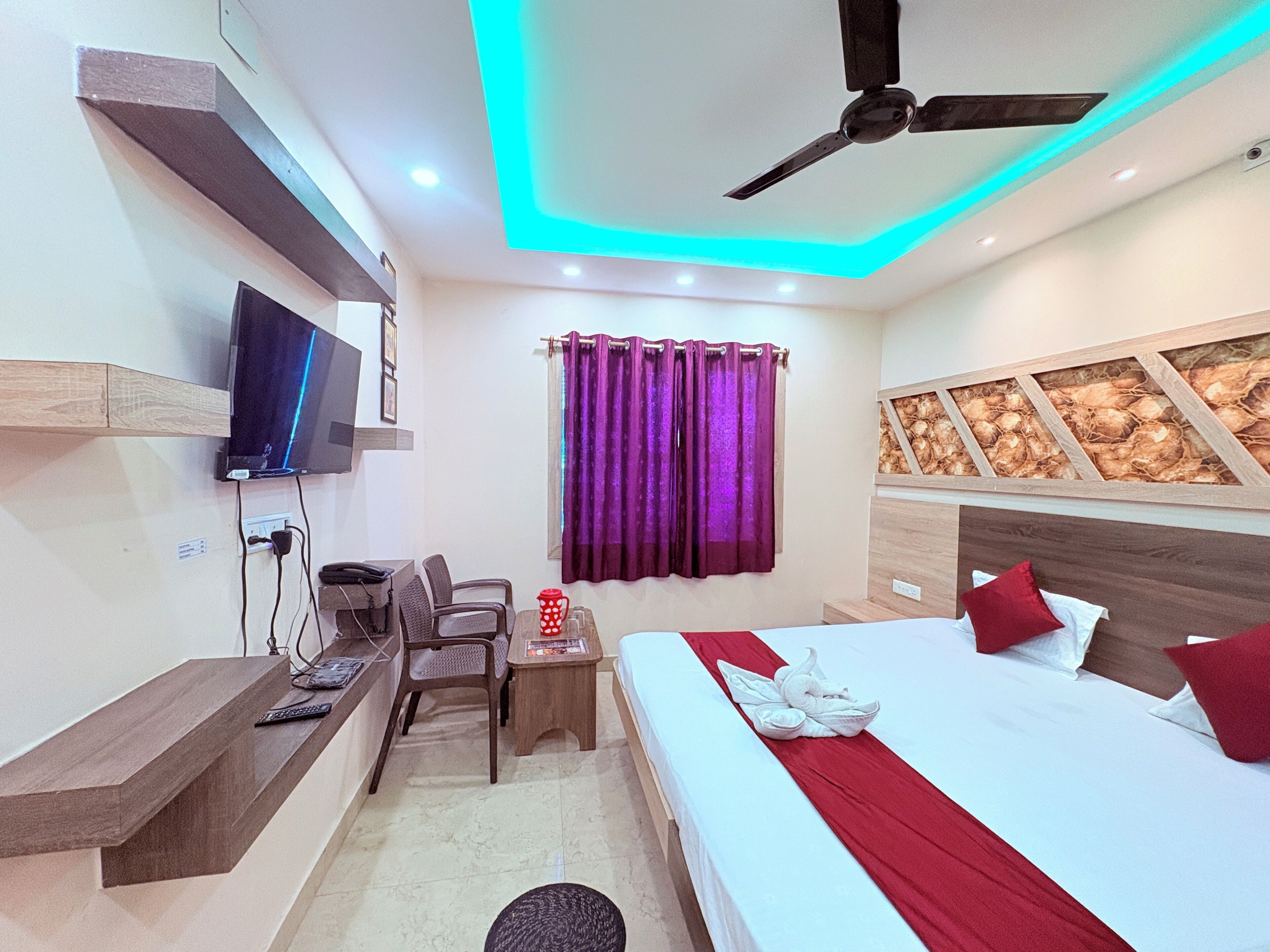 Superior Double Room, City View | Desk, free WiFi