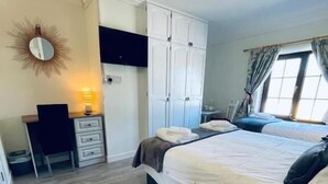Kamar Triple Basic, pemandangan laut terbatas