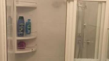 Basic Double Room, Garden View | Bathroom