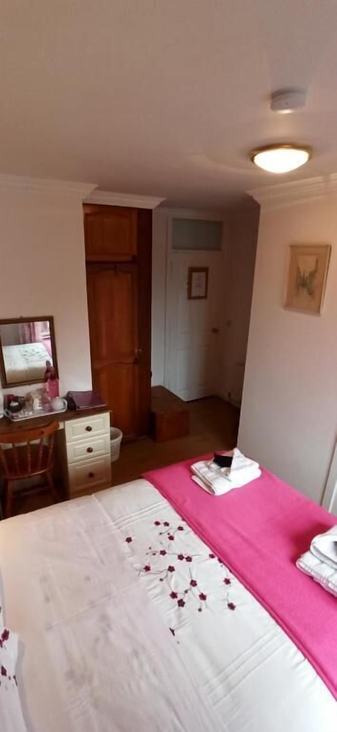 Basic-Doppelzimmer, Gartenblick | Schreibtisch, laptopgeeigneter Arbeitsplatz, kostenloses WLAN