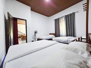 Desk, laptop workspace, blackout curtains, iron/ironing board - Meadow Villa - Ella (Ella)