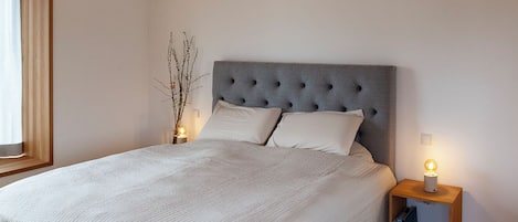 2 habitaciones, escritorio y tabla de planchar con plancha