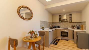 Full-sized fridge, microwave, oven, stovetop