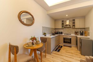Frigorífico grande, microondas, horno y placa de cocina