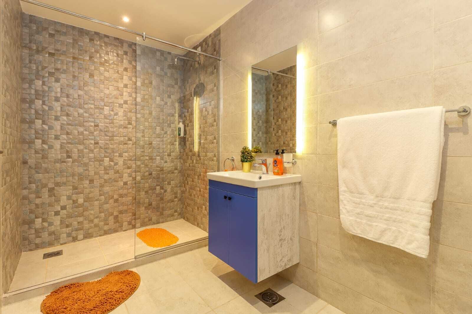 Classic Apartment, Balcony, City View | Bathroom | Shower, free toiletries, slippers, towels