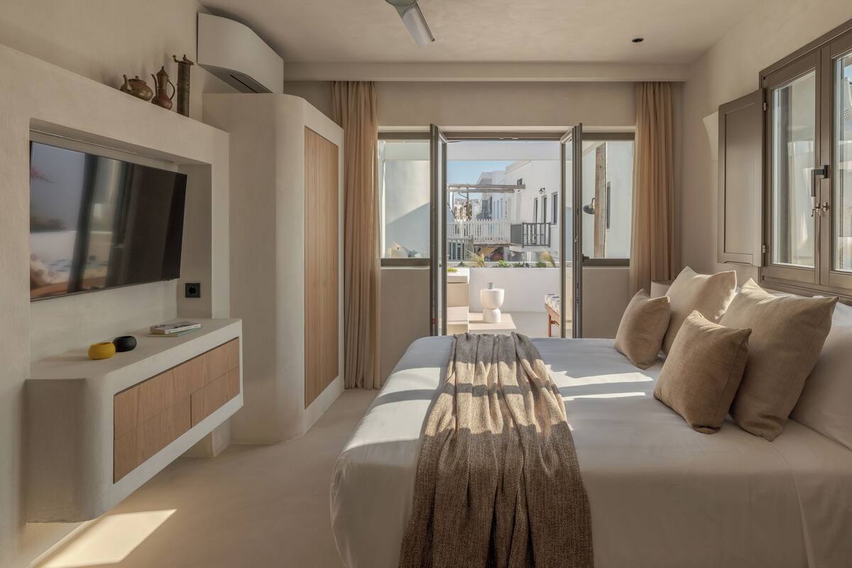 Suite, City View | In-room safe, free WiFi