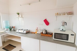 Grand réfrigérateur, micro-ondes