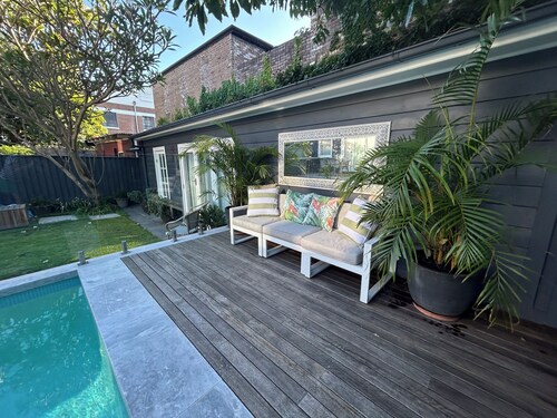 Boutique Garden Cottage | Pool & BBQ| Free Parking | Public Transport