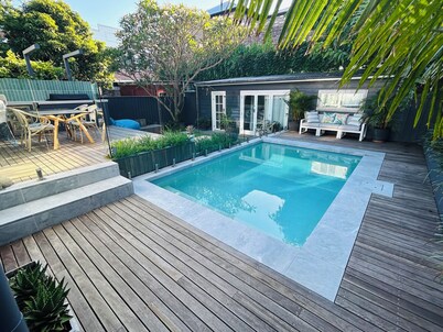 Boutique Garden Cottage | Pool & BBQ| Free Parking | Public Transport