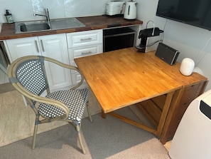 Private kitchen - Boutique Garden Cottage | Pool & BBQ| Free Parking | Public Transport (Leichhardt)