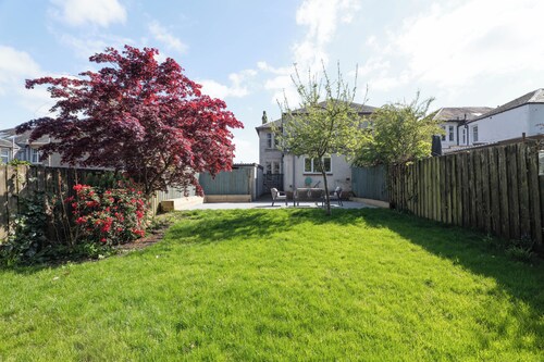 Spacious 4BR - Private driveway & Garden