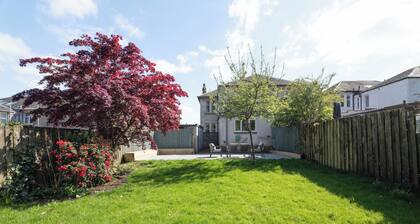 Spacious 4BR - Private driveway & Garden
