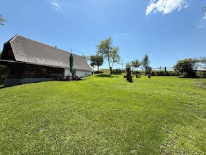 A grassy area with a building and a fence. - Eselhuam – Charming Alpine Cabin Retreat on Fressenberg (Wasserleith)