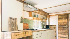 Una cocina con armarios de madera, estufa y lavabo.