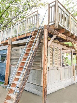 A wooden deck with a staircase leading to a covered area. - STOERbuiten Mar Y Sierra (Stacciola di San)
