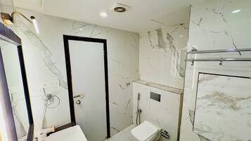 Shower, free toiletries, towels