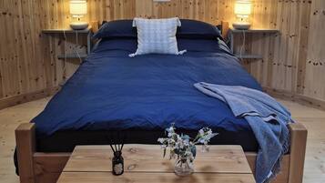 1 bedroom, bed sheets