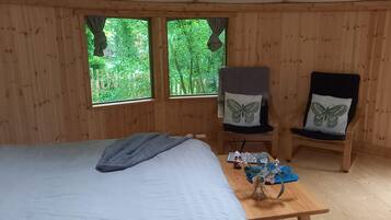 1 bedroom, bed sheets