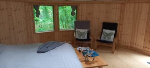 1 bedroom, bed sheets - Cozy Retreat Sleeps 2 With Hot Tub & Pets Ok (Glengarriff)