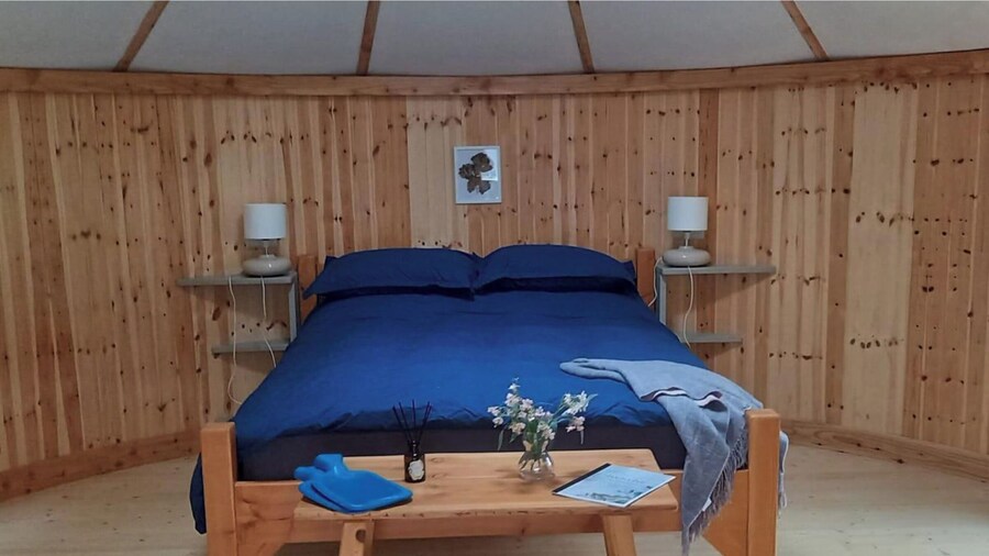 Cozy Retreat Sleeps 2 With Hot Tub & Pets Ok