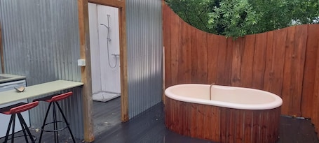 Cozy Retreat Sleeps 2 With Hot Tub & Pets Ok
