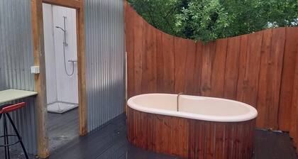 Cozy Retreat Sleeps 2 With Hot Tub & Pets Ok