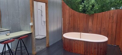 Cozy Retreat Sleeps 2 With Hot Tub & Pets Ok