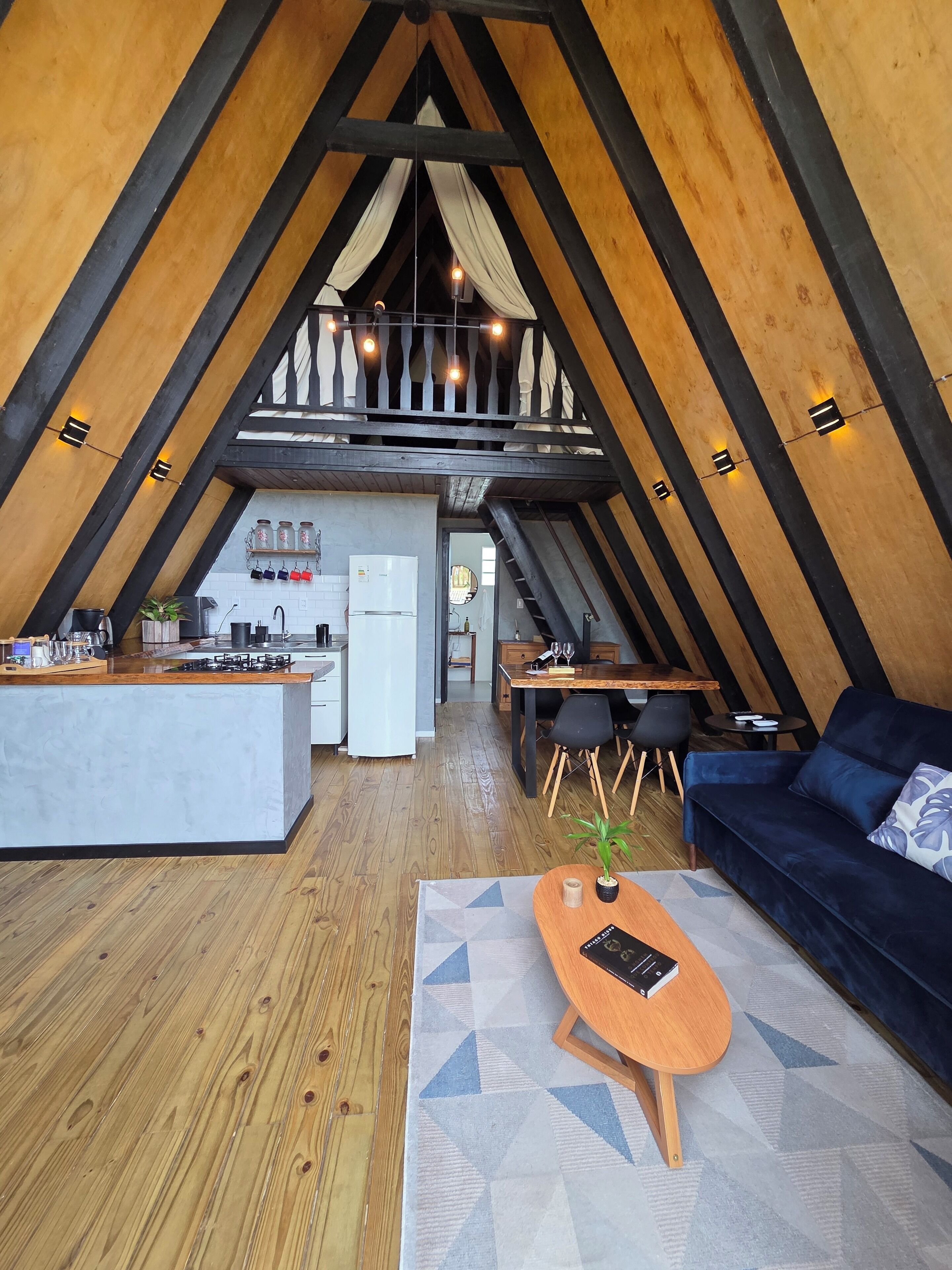 Ein Loft-Interieur mit Küche, Essbereich und Sitzgelegenheiten.