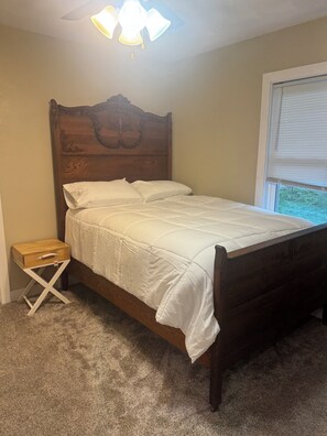 Room - Cozy 2-bedroom Lake House in tranquil Edgerton near Lake Kosh with AC (Edgerton)