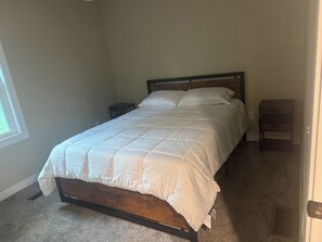 Room - Cozy 2-bedroom Lake House in tranquil Edgerton near Lake Kosh with AC (Edgerton)