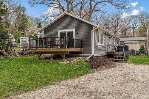 Cozy 2-bedroom Lake House in tranquil Edgerton near Lake Kosh with AC