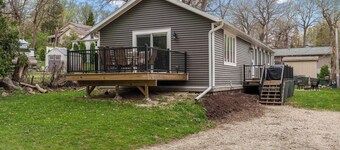 Cozy 2-bedroom Lake House in tranquil Edgerton near Lake Kosh with AC