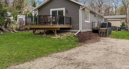 Cozy 2-bedroom Lake House in tranquil Edgerton near Lake Kosh with AC