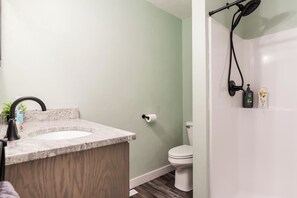 Bathroom - Cozy 2-bedroom Lake House in tranquil Edgerton near Lake Kosh with AC (Edgerton)