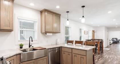 Cozy 2-bedroom Lake House in tranquil Edgerton near Lake Kosh with AC