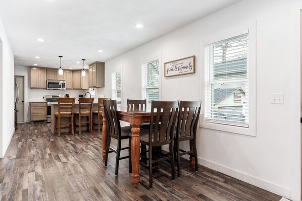 Dining - Cozy 2-bedroom Lake House in tranquil Edgerton near Lake Kosh with AC (Edgerton)