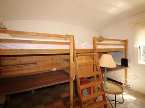 A bunk bed room with a desk, lamp, and a small window. - Splendid house, sea view - 6 guests (Llançà)