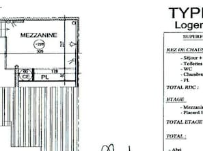 A hotel room layout with a mezzanine, ensuite bathroom, and a total of 305 square meters. - House near beach, pets welcome - 4 guests (Saint-Hilaire-de-Riez)