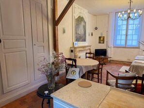 Dining - Central studio, pets welcome - 2 guests (Blois)