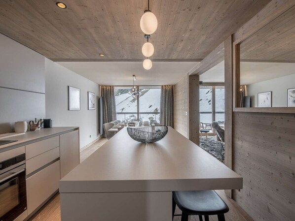 Wasserkocher mit Kaffee-/Teezubehör, Kühlschrank, Mikrowelle, Ofen
