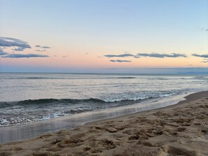 Una playa con arena y olas.