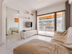 Internet, bed sheets - Spacious apartment with terrace and air conditioning in Salou (Salou)