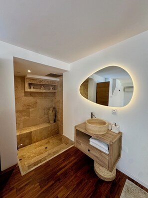 Bathroom - Vrbo Property (Toulon)