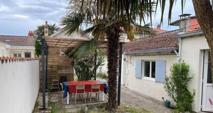 Charming house facing the Atlantic, garden and pergola 2 min from beaches