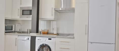 Réfrigérateur, micro-ondes, plaque de cuisson, lave-vaisselle