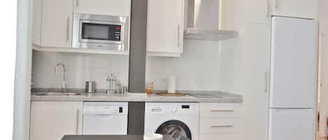 Fridge, microwave, stovetop, dishwasher