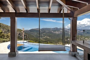 A modern outdoor swimming pool with a view of mountains. - Villa 'Carlini' with Sea View, Wi-Fi and Air Conditioning (Son Serralta)