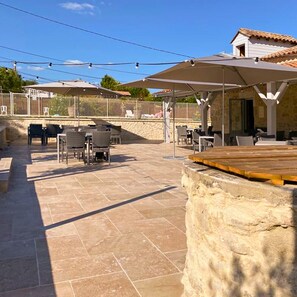 Outdoor dining - Unit 17 – “Les Tilleuls” - Lovely chalet in rural area (Lévignac-de-Guyenne)
