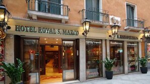Hotellin julkisivussa on kyltti, jossa lukee »HOTEL ROYAL S. MARCO», ja sisäänkäynti on selvästi näkyvissä.