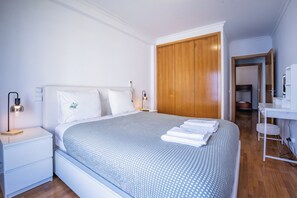 2 chambres, fer et planche à repasser, lit de bébé portatif